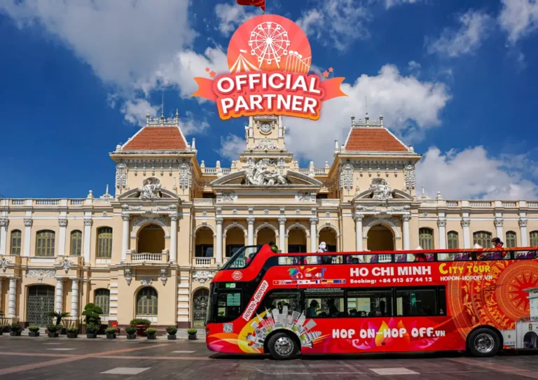 Trải nghiệm xe bus 2 tầng Sài Gòn Hop On Hop Off, khám phá thành phố linh hoạt, tiện lợi. Đặt vé nhanh chóng tại TravelWave.